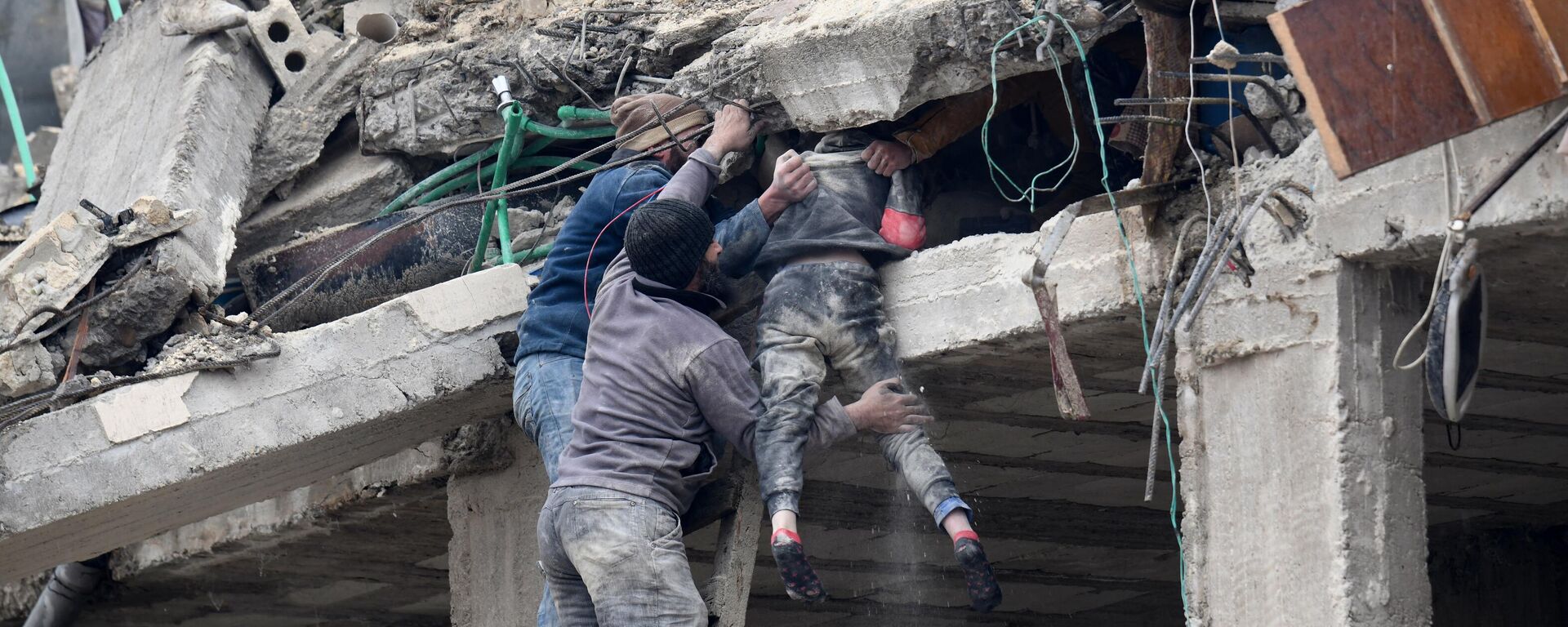 Спасение ребенка в пострадавшем в результате землетрясения сирийском городе Джандарис - اسپوتنیک ایران  , 1920, 17.02.2023