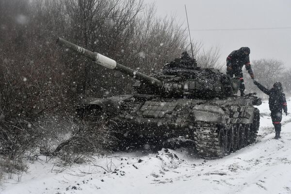 خدمه های تانک تی- 72 نیروهای مسلح روسیه در بخش جنوبی عملیات نظامی ویژه. - اسپوتنیک ایران  