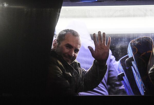 نظامی روسی آزاد شده از اسارت اوکراین در اتوبوس  در فرودگاه چکالوفسکی،  مسکو - اسپوتنیک ایران  