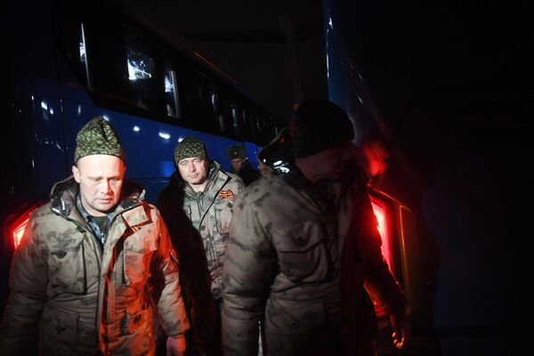 نظامیان روسی آزاد شده از اسارت اوکراین در کنار اتوبوس  در فرودگاه چکالوفسکی،  مسکو - اسپوتنیک ایران  