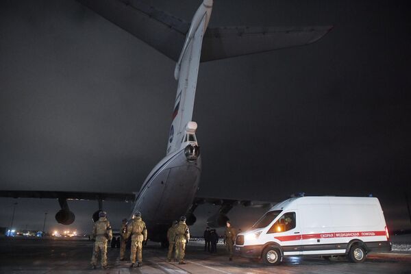 استقبال از هواپیمای نظامیان روسی آزاد شده از اسارت در فرودگاه چکالوفسکی، مسکو - اسپوتنیک ایران  