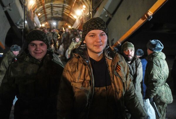 لحظه خروج نظامیان  روسی  آزاد شده  از اسارت در فرودگاه چکالوفسکی، مسکو - اسپوتنیک ایران  