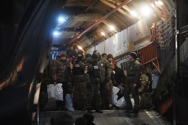 لحظه خروج نظامیان  روسی  آزاد شده از اسارت در فرودگاه چکالوفسکی، مسکو - اسپوتنیک ایران  