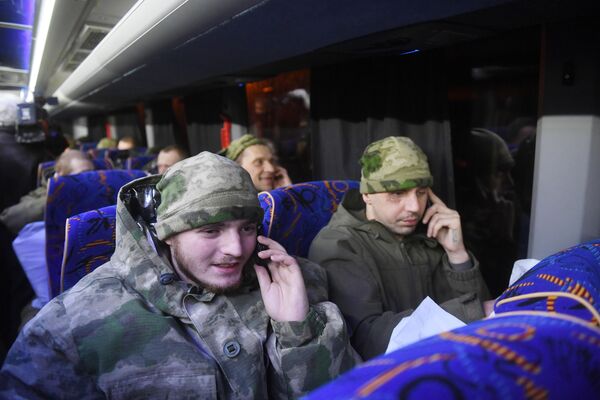 نظامیان روسی آزاد شده از اسارت اوکراین در اتوبوس  در فرودگاه چکالوفسکی،  مسکو - اسپوتنیک ایران  