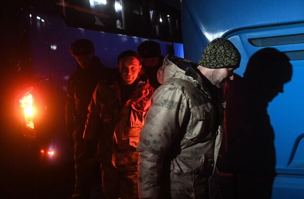 نظامیان روسی آزاد شده از اسارت اوکراین در حال سوار شدن به اتوبوس در فرودگاه چکالوفسکی،  مسکو - اسپوتنیک ایران  
