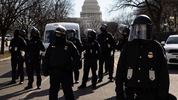 Полицейские дежурят во время церемонии инаугурации избранного президента США Джозефа Байдена на одной из улиц неподалеку от Капитолия в Вашингтоне - اسپوتنیک ایران  