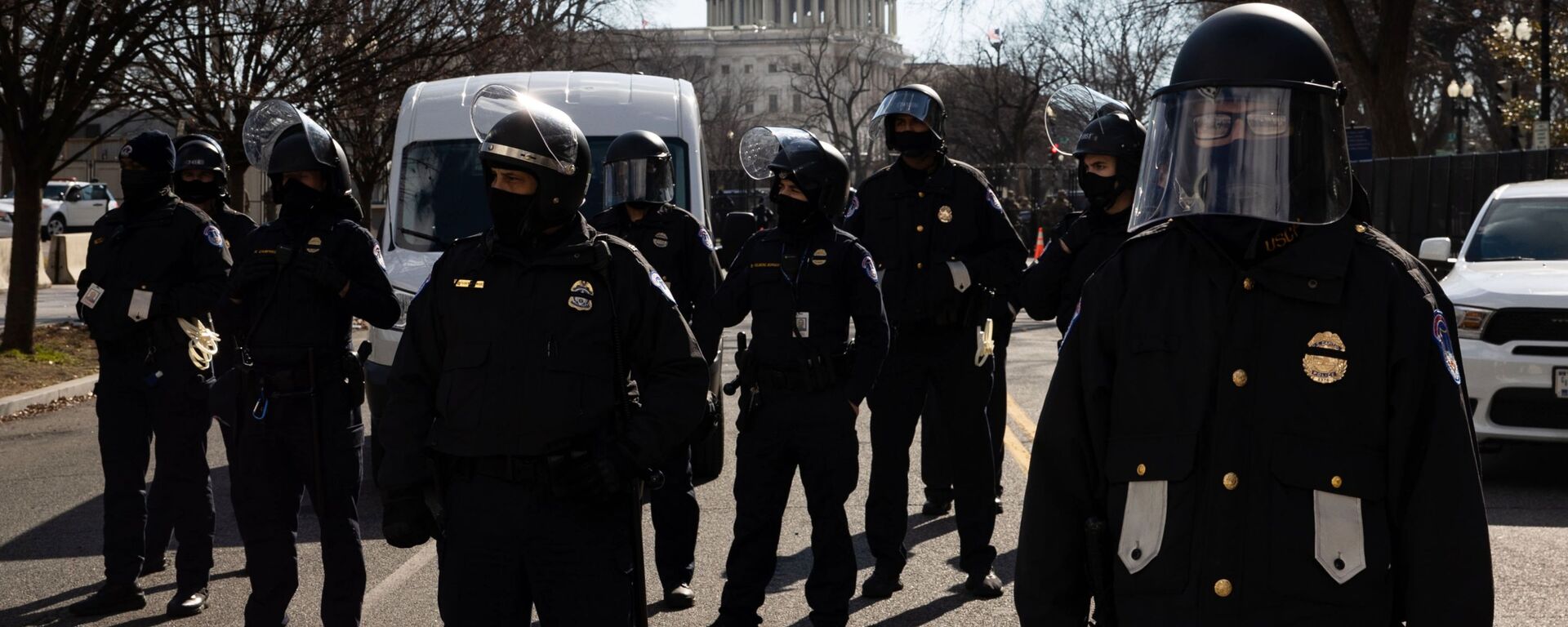 Полицейские дежурят во время церемонии инаугурации избранного президента США Джозефа Байдена на одной из улиц неподалеку от Капитолия в Вашингтоне - اسپوتنیک ایران  , 1920, 19.02.2023