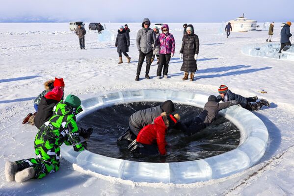 جشنواره یخ در جزیره آلخون در سیبری. حوضچه یخی. - اسپوتنیک ایران  