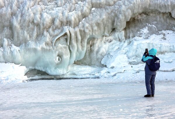 جشنواره یخ در جزیره آلخون در سیبری.مجسمه برفی. - اسپوتنیک ایران  