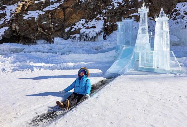 جشنواره یخ در جزیره آلخون در سیبری.سرسره یخی. - اسپوتنیک ایران  