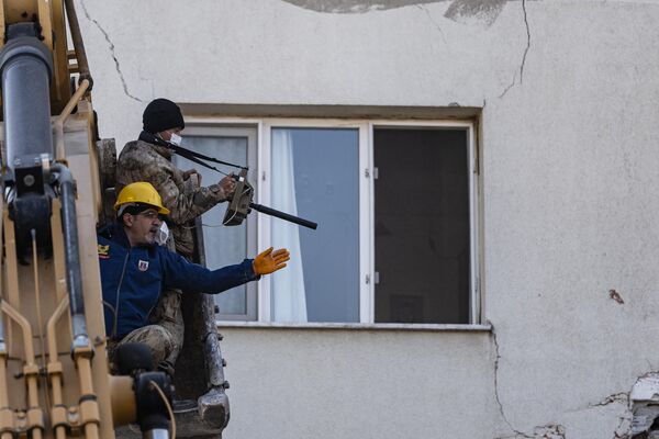 امداد گران در تلاش بیرون کشیدن جسد قربانی زمین لرزه در ترکیه از خانه. - اسپوتنیک ایران  