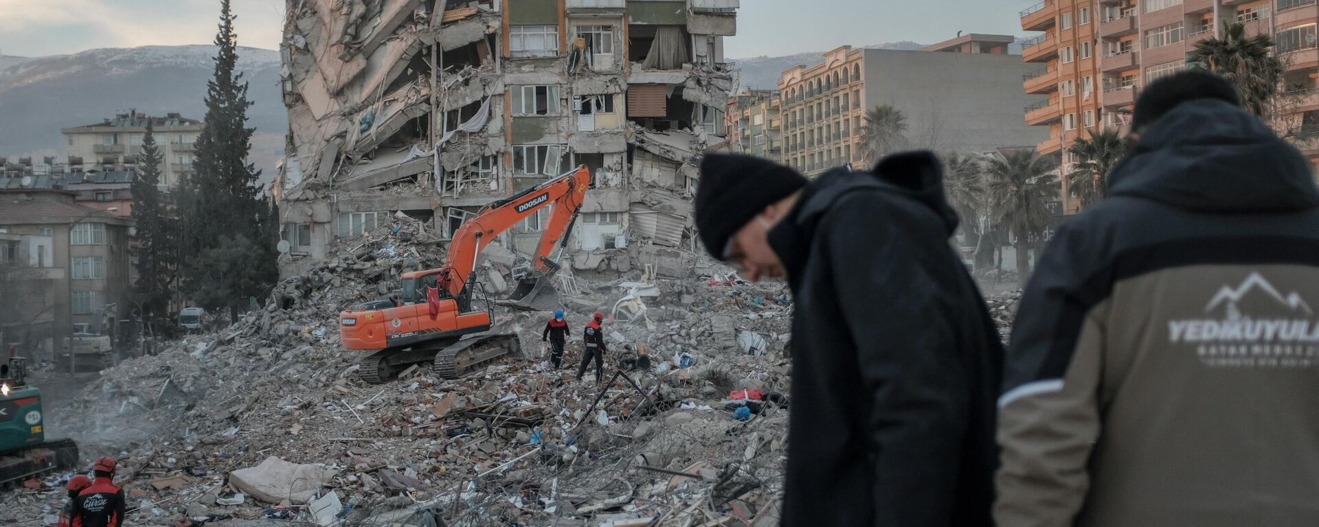 Спасатели на месте разрушений вследствие землетрясения в Турции  - اسپوتنیک ایران  , 1920, 20.02.2023