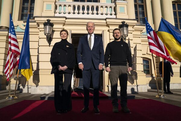 رئیس جمهور آمریکا جو بایدن  به همراه رئیس جمهور اوکراین ولادیمیر زلنسکی و همسرش اولنا زلنسکایا در کاخ ماریینسکی در جریان بازدید از کی یف در ۲۰ فوریه ۲۰۲۳ - اسپوتنیک ایران  