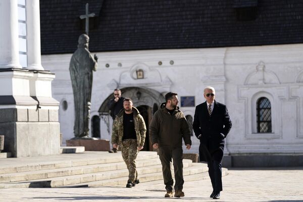 رئیس جمهور آمریکا جو بایدن  به همراه رئیس جمهور اوکراین ولادیمیر زلنسکی در جریان بازدید از کی یف در ۲۰ فوریه ۲۰۲۳ - اسپوتنیک ایران  