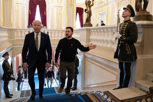 رئیس جمهور آمریکا جو بایدن  به همراه رئیس جمهور اوکراین ولادیمیر زلنسکی در کاخ ماریینسکی در جریان بازدید از کی یف در ۲۰ فوریه ۲۰۲۳ - اسپوتنیک ایران  