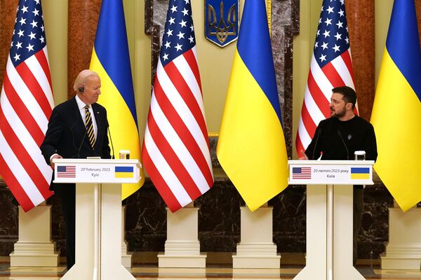 رئیس جمهور آمریکا جو بایدن  به همراه رئیس جمهور اوکراین ولادیمیر زلنسکی در کنفرانس مطبوعاتی در جریان بازدید از کی یف در ۲۰ فوریه ۲۰۲۳ - اسپوتنیک ایران  