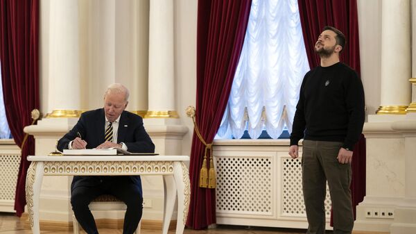 Президент США Джо Байден подписывает гостевую книгу во время своей встречи с президентом Украины Владимиром Зеленским в Мариинском дворце во время необъявленного визита в Киев - اسپوتنیک ایران  