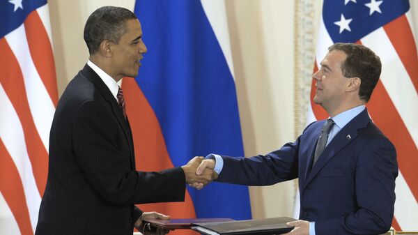 Президент США Барак Обама и президент России Дмитрий Медведев на подписании Договора о мерах по дальнейшему сокращению и ограничению стратегических наступательных вооружений (СНВ), 2010 год - اسپوتنیک ایران  