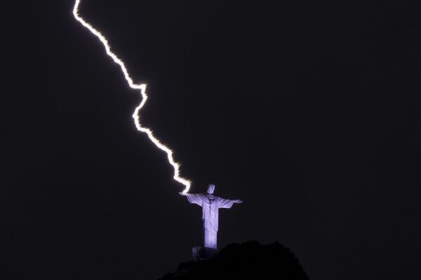 اصابت صاعقه به دست مجسمه مسیح منجی در کوه کورکووادو در ریودوژانیرو، برزیل، 21 فوریه 2023 - اسپوتنیک ایران  