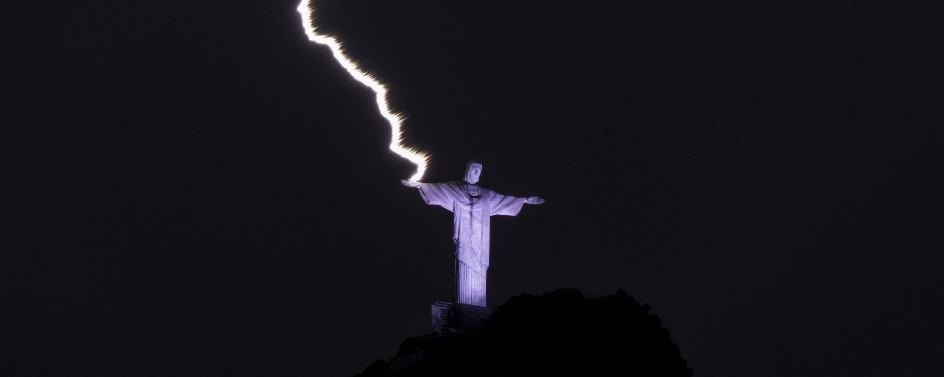 Удар молнии по руке статуи Христа-Искупителя в Рио-де-Жанейро  - اسپوتنیک ایران  , 1920, 22.02.2023