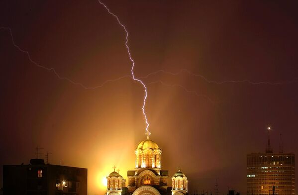 صاعقه در حال برخورد به کلیسای سنت مارک در بلگراد صربستان - اسپوتنیک ایران  
