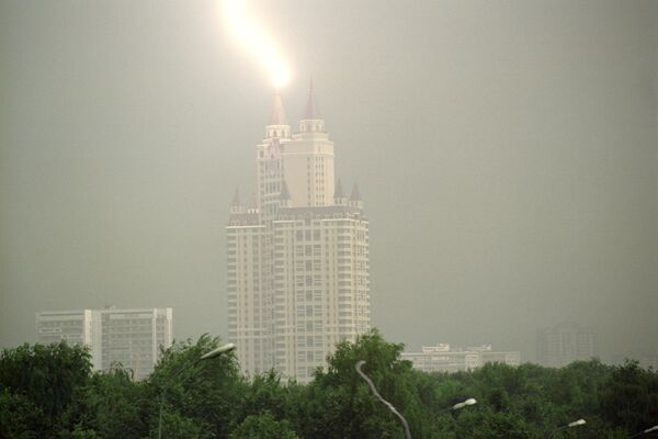 صاعقه در هنگام برخورد با برج مسکونی ادلویز در مسکو - اسپوتنیک ایران  