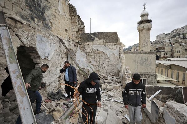 مردان فلسطينی در حال بررسی يک خانه ای هستند که روز قبل در يک حمله ارتش اسرائيل در شهر قديمی نابلس تخریب شده است. - اسپوتنیک ایران  