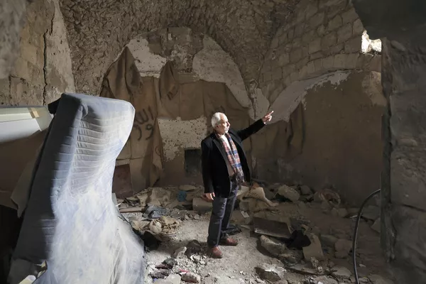 یک مرد فلسطینی در داخل خانهای که روز قبل در یک حمله ارتش اسرائیل در شهر نابلس تخریب شد. یک مرد فلسطینی در داخل خانهای که روز قبل در یک حمله ارتش اسرائیل در شهر نابلس تخریب شد. - اسپوتنیک ایران
