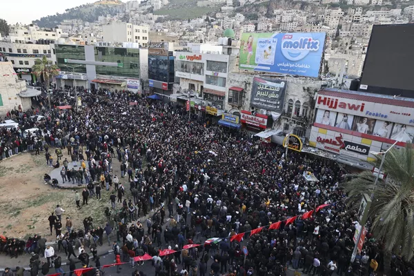 عزاداران جسد فلسطینی هایی را حمل می کنند که روز قبل در حمله نیروهای اسرائیلی به شهر کرانه باختری نابلس کشته شده بودند. عزاداران جسد فلسطینی هایی را حمل می کنند که روز قبل در حمله نیروهای اسرائیلی به شهر کرانه باختری نابلس کشته شده بودند. - اسپوتنیک ایران