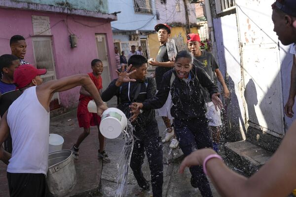 مراسم آب بازی در جشن های کارناوال در محله پینتو سالیناس کاراکاس، ونزوئلا  - اسپوتنیک ایران  