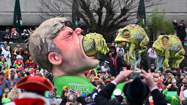 Карнавальная фигура министра экономики и защиты климата Германии Роберта Хабека во время уличного парада Rose Monday в Дюссельдорфе, западная Германия - اسپوتنیک ایران  