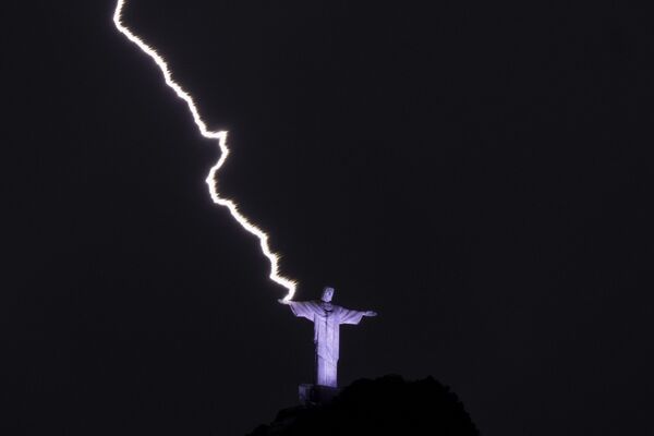 برخورد صاعقه به دست مجسمه مسیح نجات دهنده  در ریودوژانیرو،  برزیل - اسپوتنیک ایران  