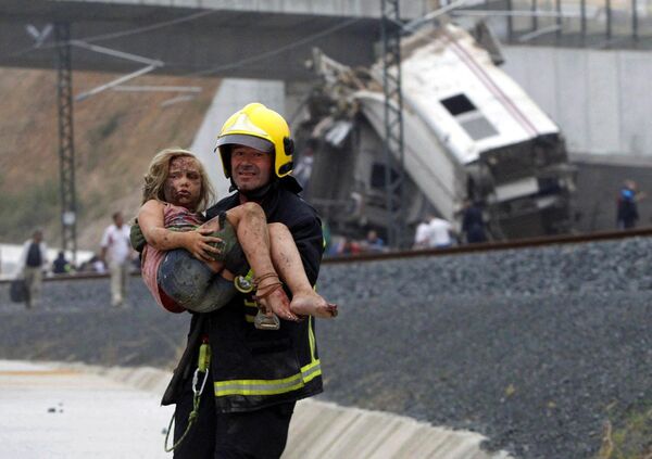 خروج یک قطار مسافربری از ریل در نزدیکی شهر &quot;سانتیاگو د کامپوستلا&quot; در شمال غربی اسپانیا.در این حادثه دست کم 78 مسافر کشته و 140 نفر زخمی شدند. 24 ژوئیه 2013 - اسپوتنیک ایران  