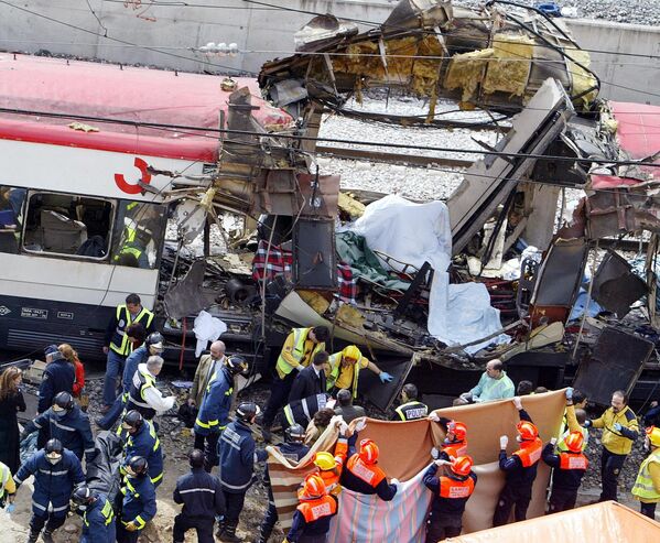انفجار تروریستی در یک قطار سریع السیر مسافری در نزدیکی ایستگاه قطار آتوچا در مادرید، 11 مارس 2004در این حادثه حداقل 131 نفر کشته و حدود 400 نفر زخمی شدند. - اسپوتنیک ایران  