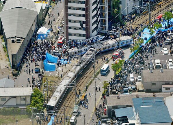 خروج یک قطار مسافربری و برخورد به ساختمان مسکونی در آماگاساکی استان هیوگو ژاپن، که منجر به کشته شدن حداقل 37 نفر و ززخمی شدن 240 نفر اشد.25 آوریل 2005 - اسپوتنیک ایران  