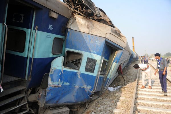 امدادگران هندی در جستجوی بازماندگان در لاشه قطاری هستند که در نزدیکی Pukhrayan در منطقه کانپور در 20 نوامبر 2016 از ریل خارج شد. در این حادثه 63 نفر کشته شدند. - اسپوتنیک ایران  