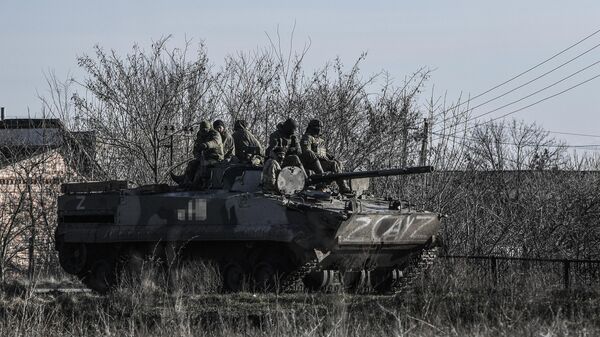 Бойцы ВС РФ на боевой машине пехоты БМП-3 в зоне спецоперации на Запорожском направлении - اسپوتنیک ایران  