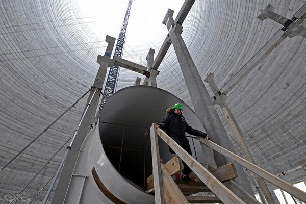 کارگری درحال ساخت  برج خنک کننده نیروگاه هسته ای کورسک -2 - اسپوتنیک ایران  