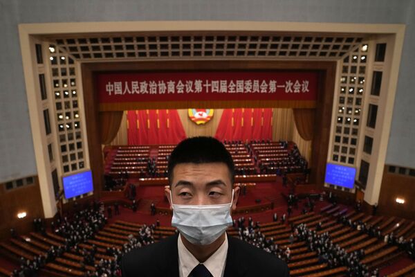 یک مقام امنیتی پس از جلسه افتتاحیه کنگره مشورتی سیاسی خلق چین (CPPCC) در تالار بزرگ مردم در پکن، شنبه، 4 مارس 2023، نگهبانی می‌دهد.(AP عکس از/Andy Wong) - اسپوتنیک ایران  