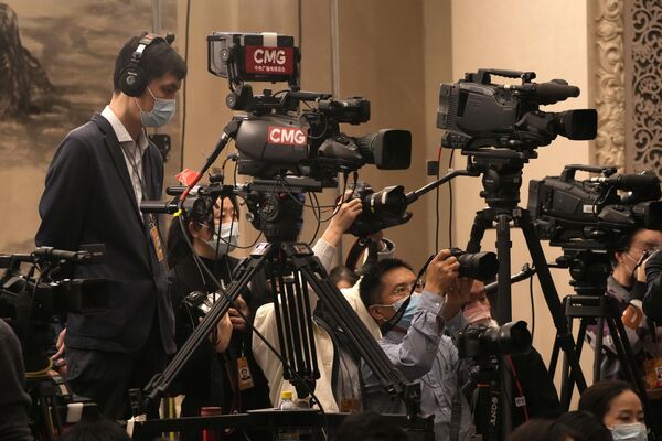 یک فیلمبردارگروه  رسانه ای چین (CMG) در جریان کنفرانس مطبوعاتی  وانگ چائو سخنگوی کنگره در آستانه جلسه افتتاحیه نشست سالانه کنگره ملی خلق چین (NPC) در تالار بزرگ مردم پکن، شنبه، مارس، فیلم می گیرد. 4، 2023. (AP عکس از/Ng Han Guan) - اسپوتنیک ایران  