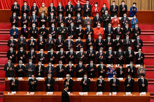 رئیس جمهور چین شی جین پینگ (پایین وسط) هنگام ورود به مراسم افتتاحیه کنفرانس مشورتی سیاسی خلق چین (CPPCC) در تالار بزرگ مردم در پکن در 4 مارس 2023 مورد تشویق قرار می گیرد. (عکس از NOEL CELIS / AFP) - اسپوتنیک ایران  
