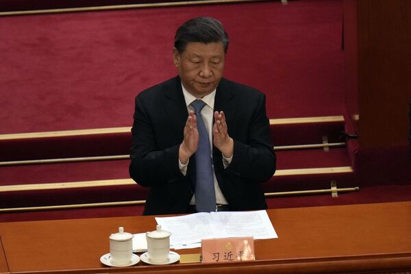 رئیس جمهور چین شی جین پینگ در جلسه افتتاحیه کنگره مشورتی سیاسی خلق چین (CPPCC) در تالار بزرگ مردم در پکن، شنبه، 4 مارس 2023، تشویق می کند. (AP عکس از/Andy Wong) - اسپوتنیک ایران  