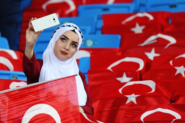 یکی از هواداران تیم ملی ترکیه پیش از شروع بازی دور اول مرحله گروهی لیگ ملت های اروپا میان تیم های ملی فوتبال ترکیه و روسیه - اسپوتنیک ایران  