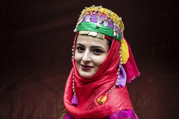 یک زن کرد سوری با لباس سنتی در مراسم سالانه جشن &quot;روز لباس کردی&quot; در استان حسکه سوریه - اسپوتنیک ایران  