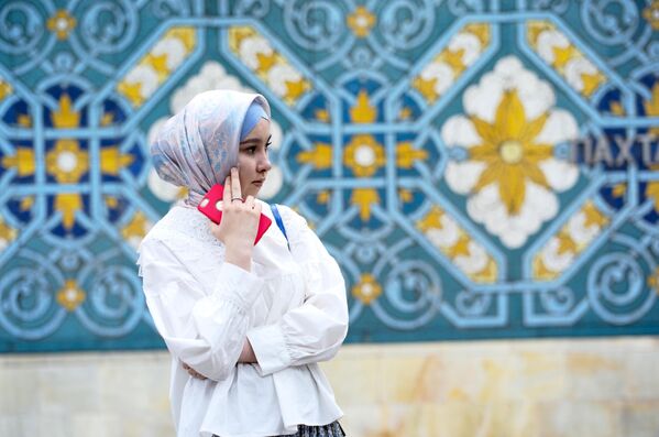 زن جوان در ایستگاه مترو پاختاکور در تاشکند ازبکستان - اسپوتنیک ایران  