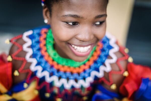 یک زن جوان با لباس سنتی در آزمونی که توسط مدرسه فرهنگ ایندونی در شهر دوربان آفریقای جنوبی به مناسبت ماه آفریقا برگزار می‌شود شرکت کرده است - اسپوتنیک ایران  