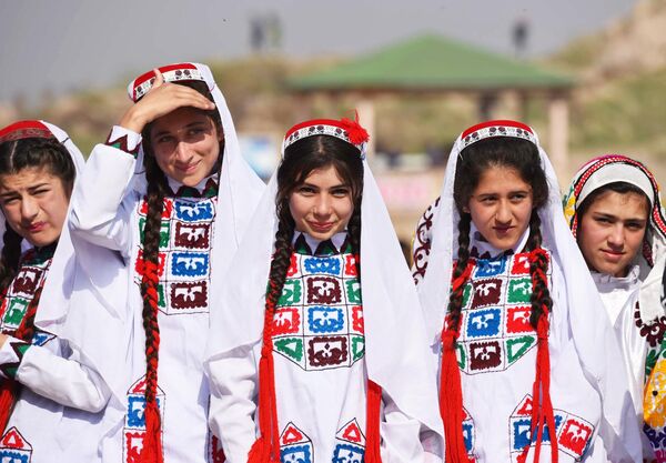 شرکت کنندگان در جشن نوروز در قلعه حصار در تاجیکستان. - اسپوتنیک ایران  