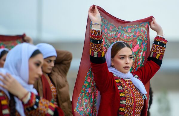 دختران با لباس ملی در جشن نوروز در عشق آباد.  - اسپوتنیک ایران  