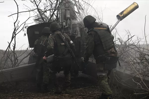 Артиллеристы вооруженных сил РФ ведут огонь по позициям ВСУ из гаубицы Мста-Б в южном секторе СВО