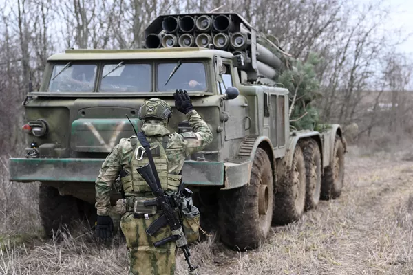 Военнослужащие артиллерийского расчета РСЗО Ураган вооруженных сил РФ работают по позициям ВСУ в южном секторе СВО